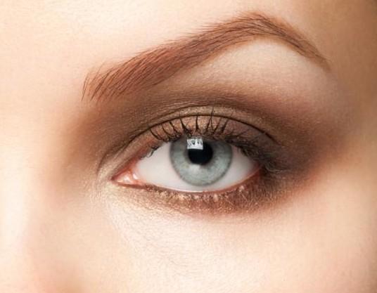 Cómo usar el aceite de ricino en las cejas y pestañas